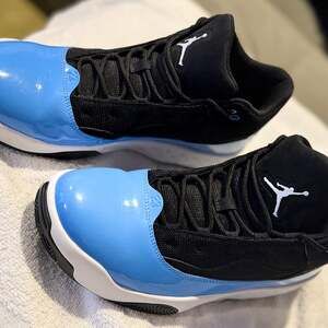 Air Jordan Max Aura 2 Black University Blue Sneakers